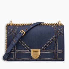 Torebka Dior Diorama z klapką w kolorze jeansu z ćwiekami Torebka Dior Diorama z klapką w kolorze jeansu z ćwiekami