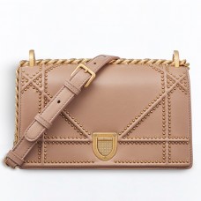 Torba Dior Diorama z pudrowej skóry jagnięcej z ćwiekami Torba Dior Diorama z pudrowej skóry jagnięcej z ćwiekami