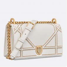 Torba Dior Diorama z białej skóry jagnięcej z ćwiekami Torba Dior Diorama z białej skóry jagnięcej z ćwiekami