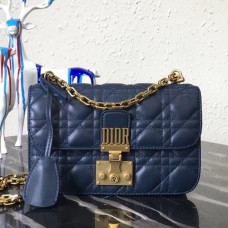 Mała torebka Dior Dioraddict z klapką w kolorze niebieskiej skóry jagnięcej Mała torebka Dior Dioraddict z klapką w kolorze niebieskiej skóry jagnięcej