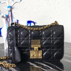 Mała torebka Dior Dioraddict z klapką z czarnej skóry jagnięcej Mała torebka Dior Dioraddict z klapką z czarnej skóry jagnięcej