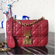 Mała torebka Dior Dioraddict z klapką w kolorze czerwonej skóry jagnięcej Mała torebka Dior Dioraddict z klapką w kolorze czerwonej skóry jagnięcej