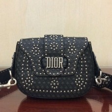 Torba siodłowa Dior D-Fence z czarnej skóry cielęcej z ćwiekami Torba siodłowa Dior D-Fence z czarnej skóry cielęcej z ćwiekami