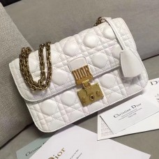 Torebka Dior Dioraddict Flap Bag z białej skóry jagnięcej Torebka Dior Dioraddict Flap Bag z białej skóry jagnięcej