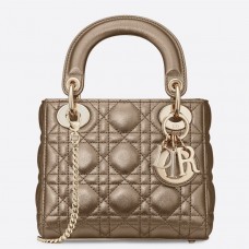 Torebka Dior Lady Dior Mini na łańcuszku ze złotej metalicznej skóry cielęcej Torebka Dior Lady Dior Mini na łańcuszku ze złotej metalicznej skóry cielęcej