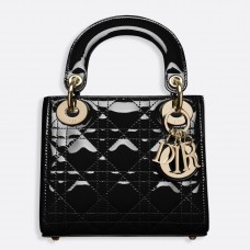 Torebka Dior Mini Lady Dior z czarnym lakierem i łańcuszkiem Torebka Dior Mini Lady Dior z czarnym lakierem i łańcuszkiem