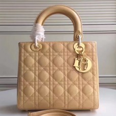 Torebka Dior Medium Lady Dior ze skóry lakierowanej w kolorze morelowym Torebka Dior Medium Lady Dior ze skóry lakierowanej w kolorze morelowym