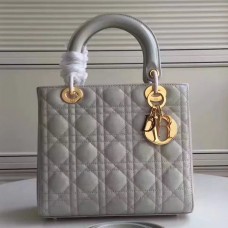 Torebka Dior Lady Dior Medium w kolorze jasnoniebieskim z lakierowanej skóry