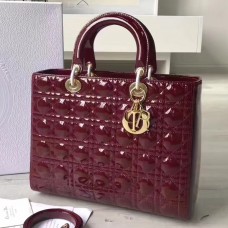 Duża torebka Dior Lady Dior ze skóry lakierowanej w kolorze bordowym