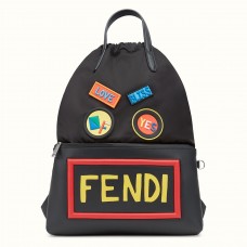 Plecak Fendi z aplikacją ze ściągaczem w kolorze czarnym Plecak Fendi z aplikacją ze ściągaczem w kolorze czarnym
